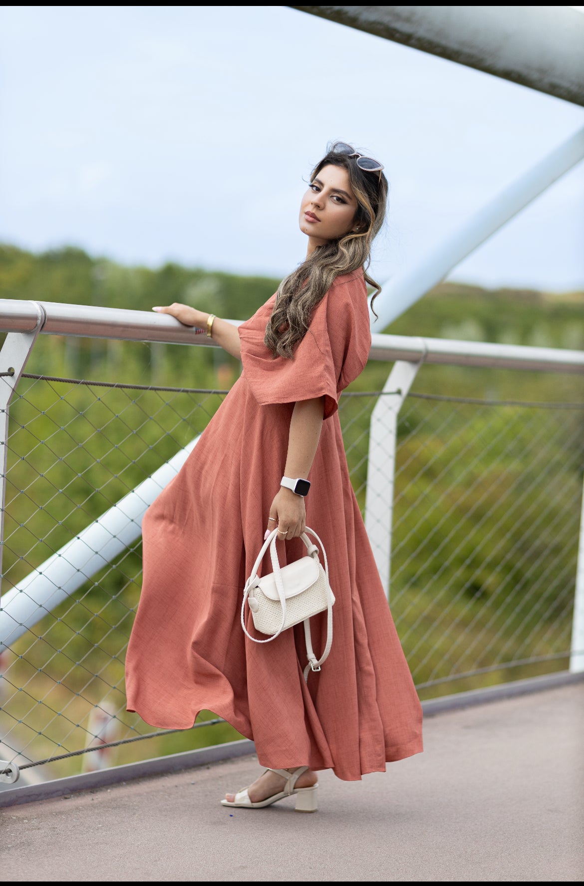 Maxikleid „Terra“ – Schlichte Eleganz in warmem Ziegelrot