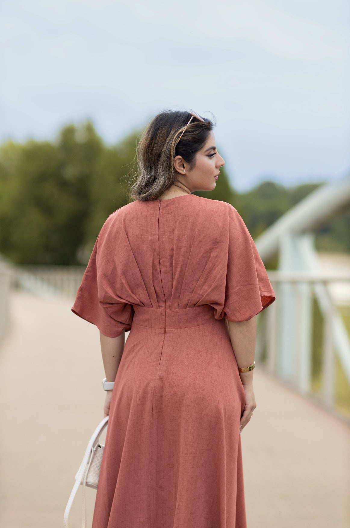 Maxikleid „Terra“ – Schlichte Eleganz in warmem Ziegelrot