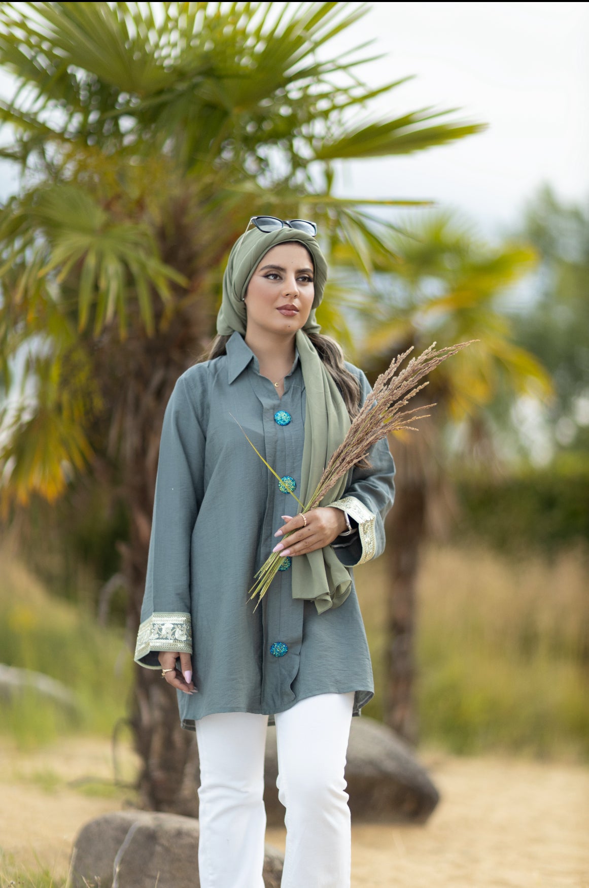 Tunika-Bluse in Salbeigrün mit aufwendiger Stickerei – Elegant & Modisch