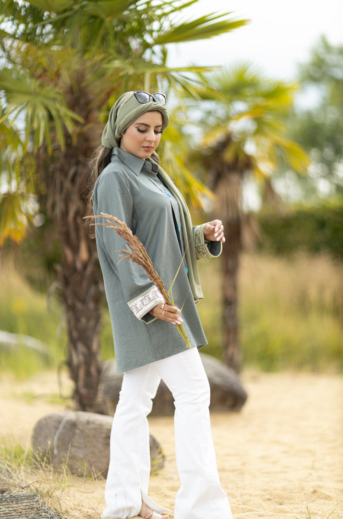 Tunika-Bluse in Salbeigrün mit aufwendiger Stickerei – Elegant & Modisch
