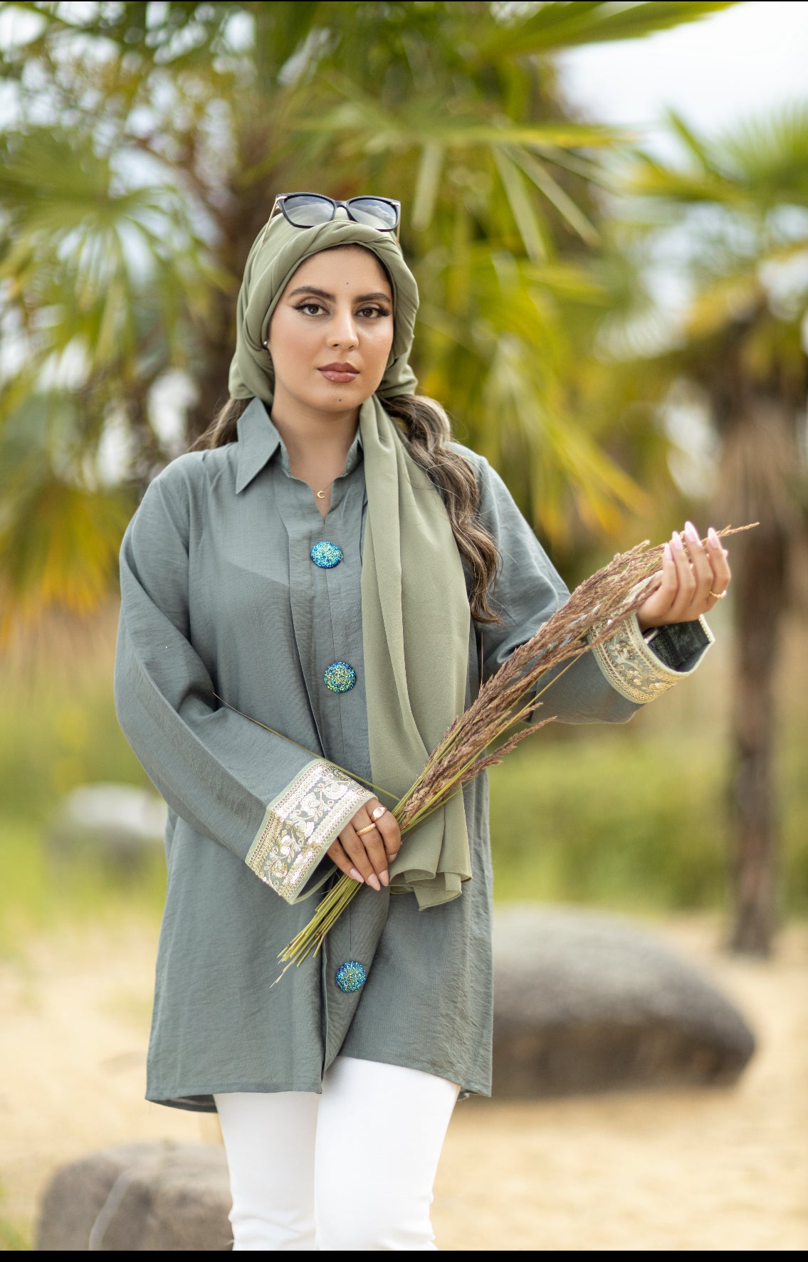 Tunika-Bluse in Salbeigrün mit aufwendiger Stickerei – Elegant & Modisch