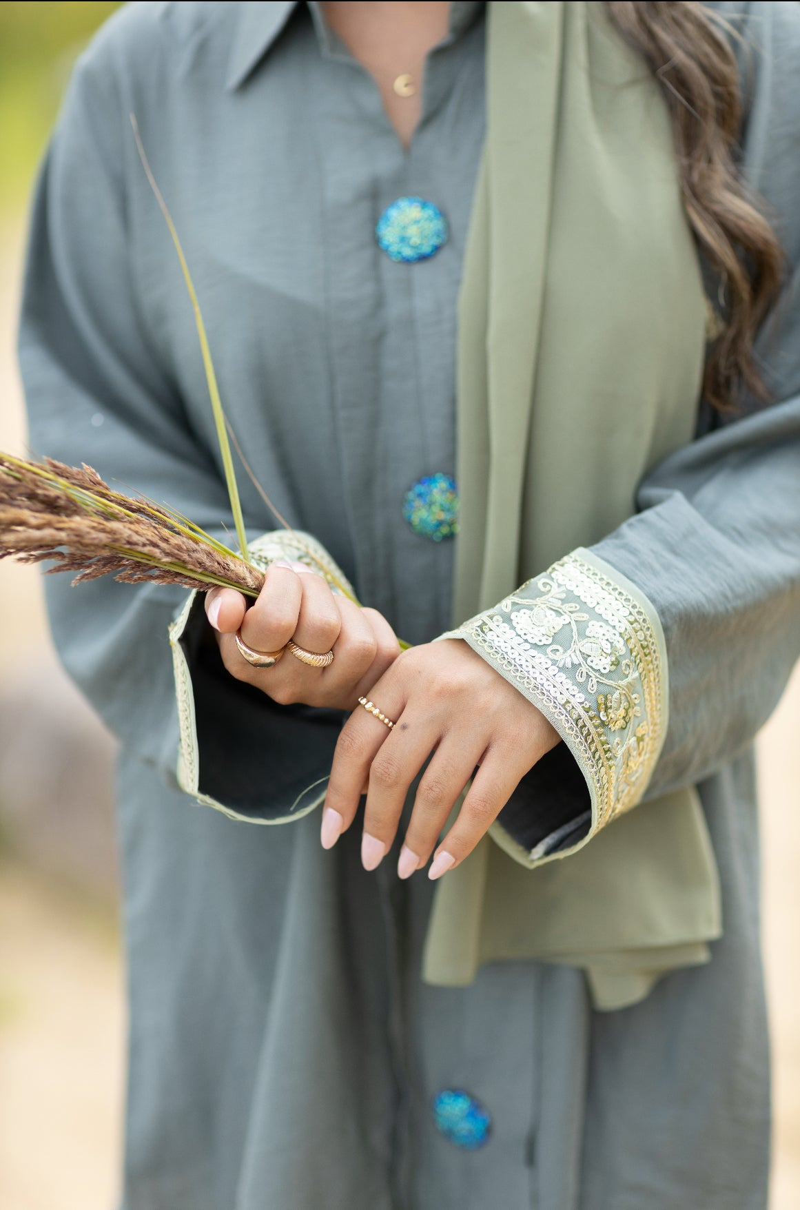 Tunika-Bluse in Salbeigrün mit aufwendiger Stickerei – Elegant & Modisch