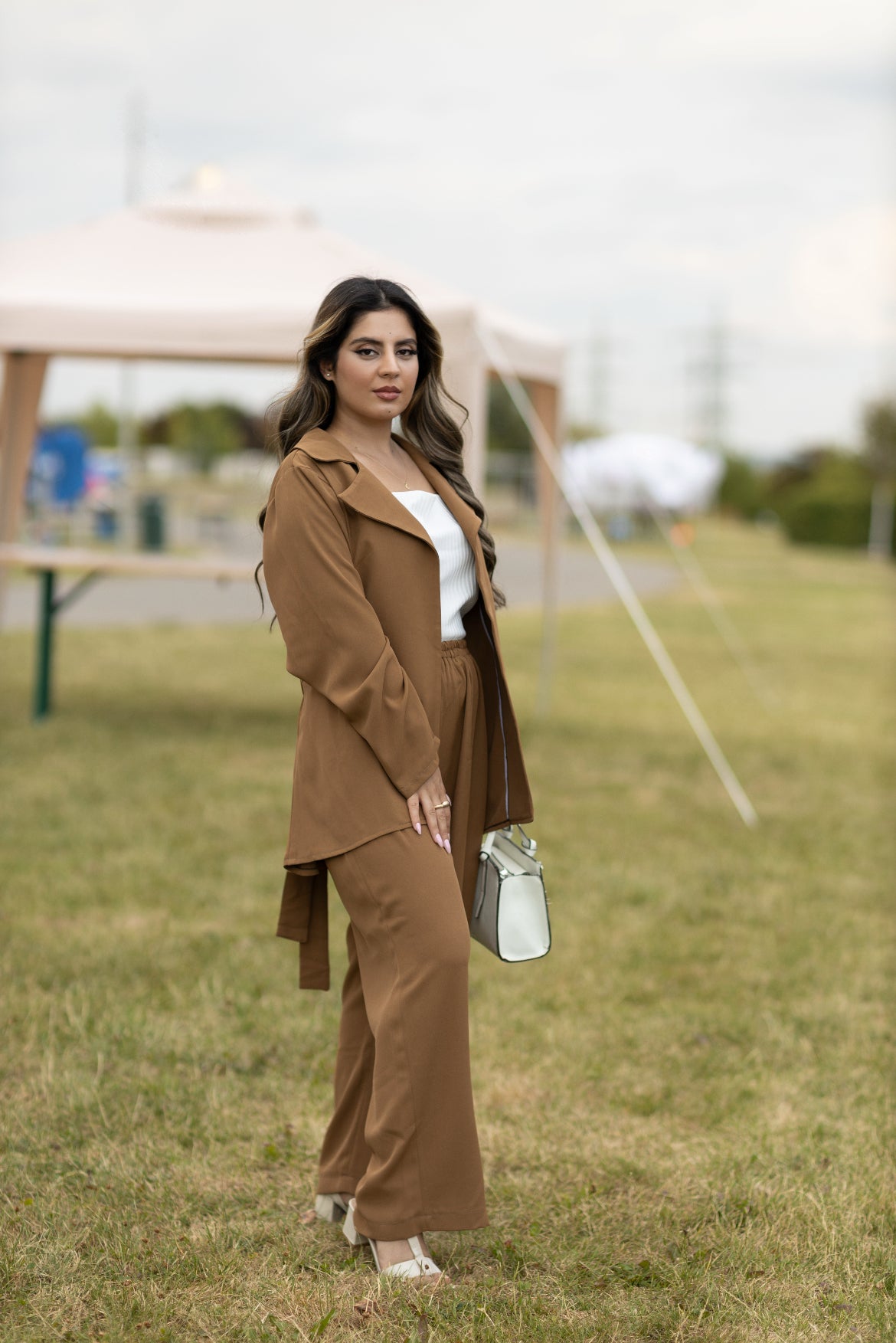 Zweiteiliges Damen-Set – Karamellbraun mit Gürtel