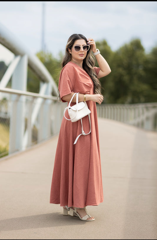 Maxikleid „Terra“ – Schlichte Eleganz in warmem Ziegelrot