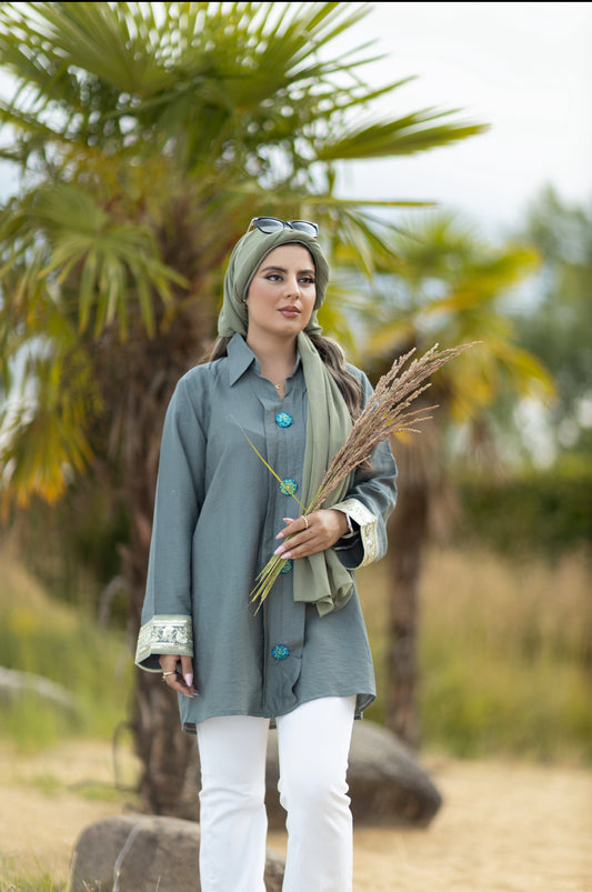 Tunika-Bluse in Salbeigrün mit aufwendiger Stickerei – Elegant & Modisch