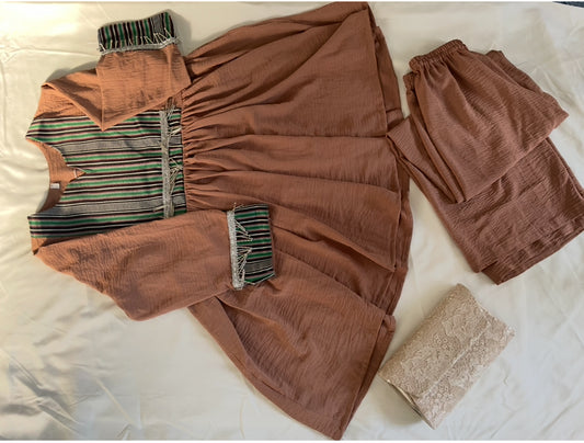 Elegantes Zweiteiler-Set im traditionellen Stil